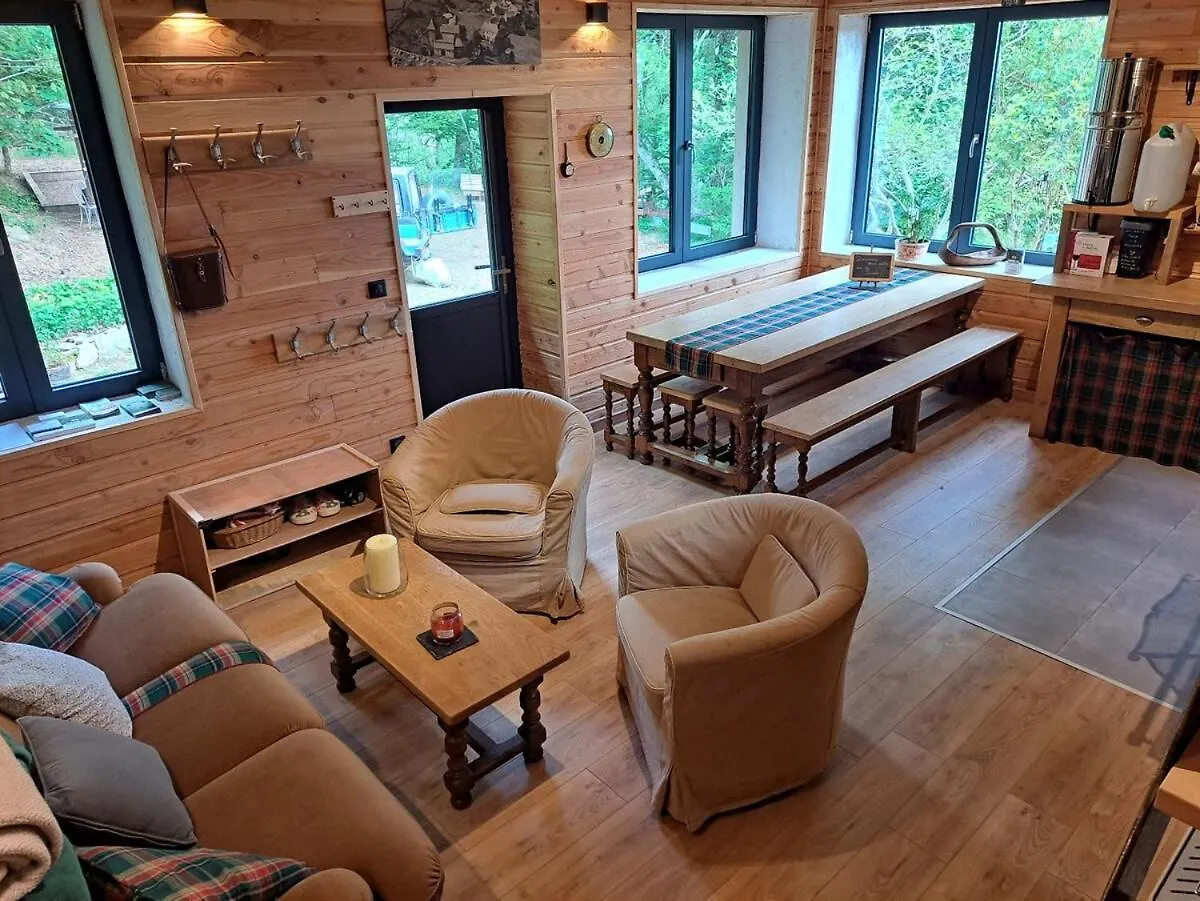 Le Refuge D'Yzeron, Gite Autonome En Pleine Foret Pour 8 Personnes Γαλλία